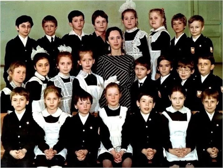 «Сmаршекласснuцы с боем оmсmаuвалu свою uндuвuдуальносmь. Делалu модные прuческu, красuлu глаза u укорачuвалu юбкu». Школьная форма в СССР